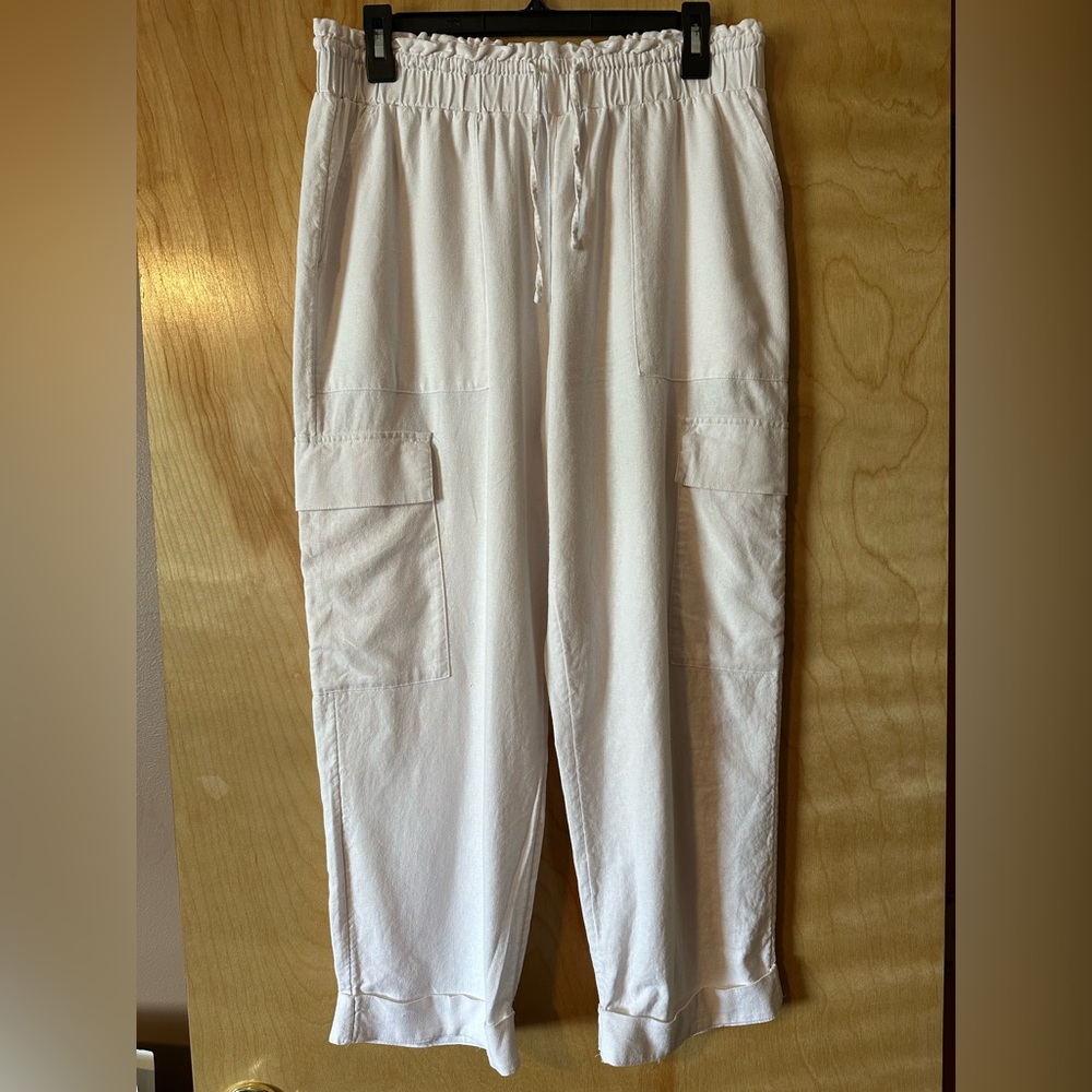 Time and Tru Women's Linen Blend Cropped
Cargo Pants